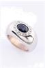 Wit gouden entourage ring met saffier en briljanten.