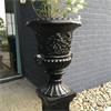 Grote foto bloempot vaas uit vol steen sokkel zwart tuin en terras bloempotten