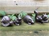 Set mooie gietijzeren dieren beelden: slak, konijn, egel en