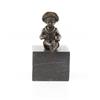 Een bronzen beeld/sculptuur van een klein, zittend jongentje