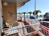 Appartement met groot terras en uitzicht op de zee