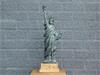 Een bronzen beeld/sculptuur van ''THE STATUE OF LIBERTY''
