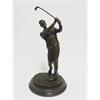 Een bronzen beeld/sculptuur van een golfer