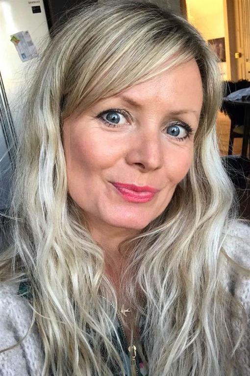 Elegante Vrouw Zoekt CharMante Man | Vrouw Zoekt Man