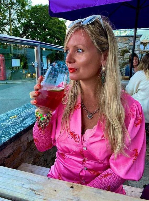 Elegante Vrouw Zoekt CharMante Man | Vrouw Zoekt Man