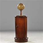Antiek  bijzettafels / Engels cilindrisch mahonie nachtkastje 1850 met marmer in houten rand (no6020