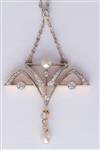 Antieke platina/goud Art Nouveau hanger aan collier met een diamant, briljanten en parels