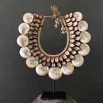 Decoratief ornament - NO RESERVE PRICE - SN20 - Decorative shell necklace on a custom stand - Iatmul