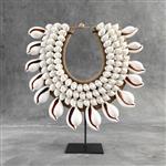 Decoratief ornament - NO RESERVE PRICE - SN1 -Decorative Shell Necklace on a custom stand - Kauri Sh