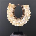 Decoratief ornament (1) - NO RESERVE PRICE -SN19 - Decorative shell necklace on a custom stand - Nat