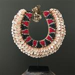 Decoratief ornament (1) - NO RESERVE PRICE - SN2 - Decorative Shell Necklace on custom stand - Gesle