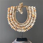 Decoratief ornament - NO RESERVE PRICE - SN8 - Decorative Shell Necklace on a custom stand - Aardekl