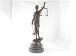 Een bronzen beeld van de Vrouwe Justitia