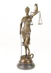 Een bronzen beeld van de Vrouwe Justitia