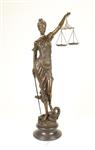 Een zeer fors bronzen beeld van de Vrouwe Justitia