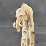 Snijwerk, NO RESERVE PRICE - A Mammoth carving from Deer Antler on a stand - 15 cm - Hout, Hertengew
