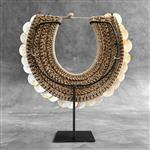 Decoratief ornament - NO RESERVE PRICE - SN19 - Decorative Shell necklace on custom stand - Gele sch