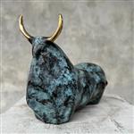 Beeld, NO RESERVE PRICE - Bronze patinated statue of an abstract bull with Golden Accents - 15 cm - 