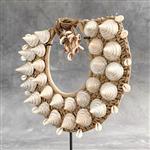 Decoratief ornament - NO RESERVE PRICE - SN13 - Decorative shell necklace on a custom stand - Iatmul