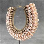 Decoratief ornament - NO RESERVE PRICE - SN6 - Decorative Shell Necklace on custom stand - - Indones