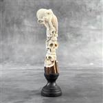Snijwerk, NO RESERVE PRICE - A Human Skull Octopus carving from Deer Antler on a stand - 16 cm - Hou
