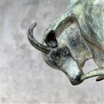 sculptuur, NO RESERVE PRICE - Bronze Sculpture of a Striking Bull - with base - 32 cm - Brons