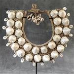Decoratief ornament - NO RESERVE PRICE - SN13 - Decorative shell necklace on a custom stand - - Indo