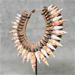 Decoratief ornament - NO RESERVE PRICE - SN11 - Decorative shell necklace on custom stand - - Indone