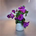 Petunia kunst plant in een stoere sierpot