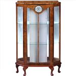 Engelse vintage vitrinekast met optisch grapje in de achterwand en in het front een klokje (No.21192