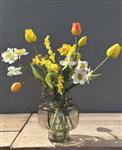 Kunst tulpen - glazen vaas met voorjaar