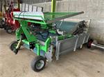 Hortech SLIDE T 150 oogstmachine getrokken door de tractor voor de oogst van babyblad