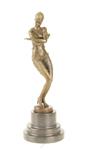 Een bronzen beeld/sculptuur van een bedeesde danseres