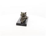 Een bronzen beeld/sculptuur van een liggende kat, modernistische stijl