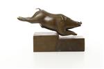Een bronzen beeld/sculptuur van een zwijn, art deco stijl