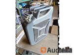 Metalen jerrycan met mondstuk