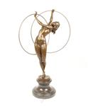 Een bronzen beeld/sculptuur van een naakte hoelahoep danseres