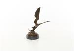 Een bronzen beeld/sculptuur van een figuur van een ooievaar