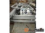 1 steiger waarvan 12 kisten en 1 voorraad poten, 9 verdiepingen, afm. 3m/65cm/7cm, alles in aanhangw
