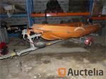 Reddingsboot met aanhanger en motor