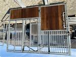 Paardenbox voerwand met draaideur