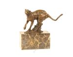 Een bronzen beeld/sculptuur van een rennende poema