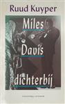 MILES DAVIS DICHTERBIJ