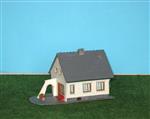 Huis met rode bank en poort HO/H0 [NH1329]