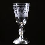18e eeuwse gelegenheidsglas of bokaal met jachttafereel rond een kasteel op 19e eeuwse zilveren voet