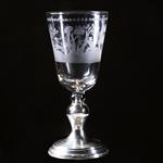 18e eeuwse gelegenheidsglas of bokaal met jachttafereel rond een kasteel op 19e eeuwse zilveren voet