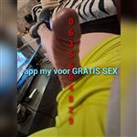 man biedt een verwen avond nacht overnacht aan