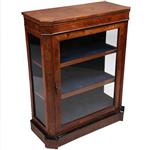 Lage eendeurs vitrinekast met aan drie zijde glas en bronzen details (No.322155)