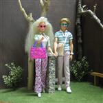 jaren 90 Barbie met oorbellen en Ken in de stad