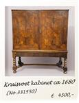 Kruisvoetkabinet ca 1680 met bloemen op de panelen en sterren binnen (No.331550)